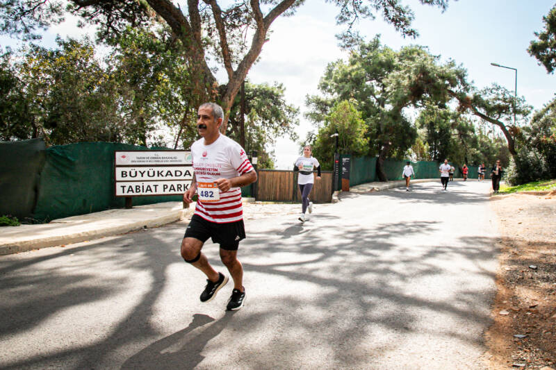 Ercan Başkan Yarı Maratonda Hem Koştu Hem Madalya Verdi