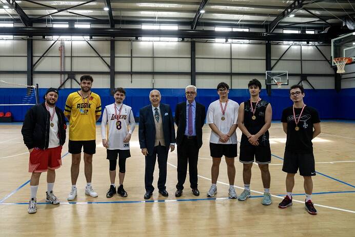 Ünlü şarkıcı Anıl Piyancı parkede de marifetli çıktı