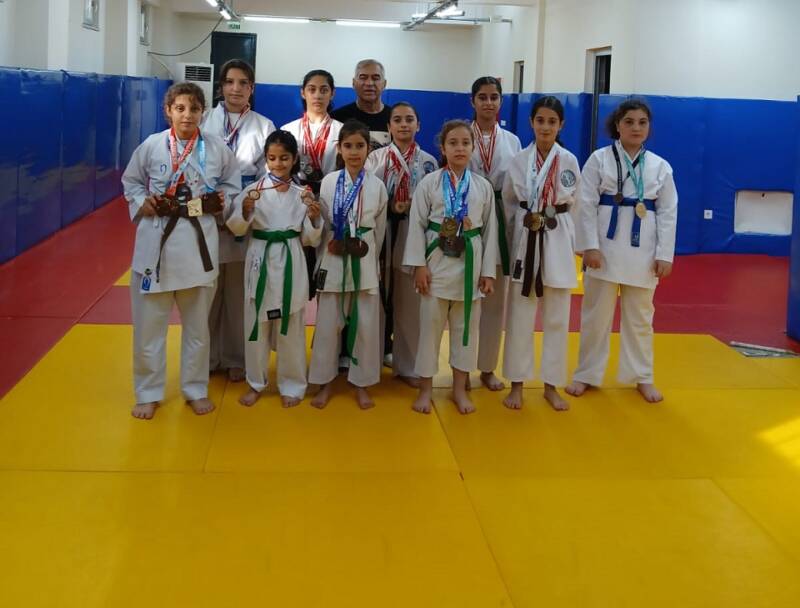 SARIYER BELEDİYESİ KARATE TAKIMI, 21 MADALYA İLE YILDIZLAR LİGİNE DAMGA VURDU